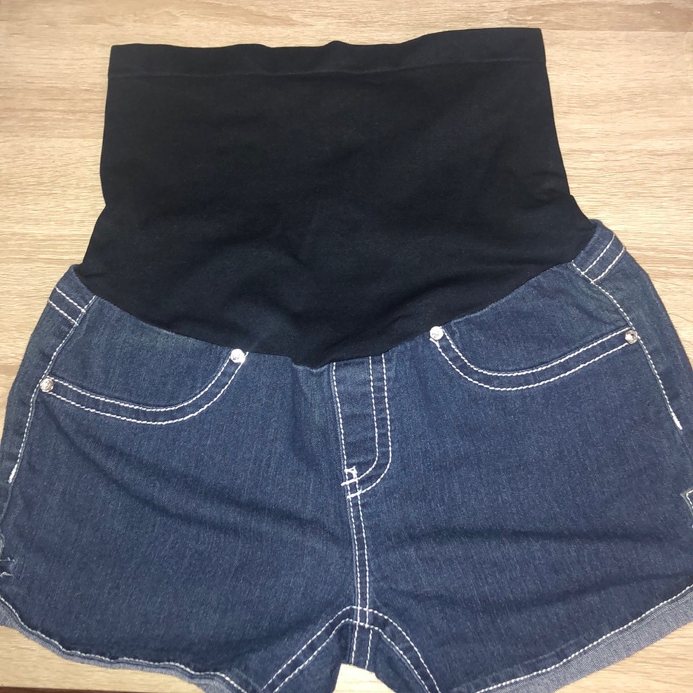 Bella Vida Maternity shorts SIZE L-cute stones